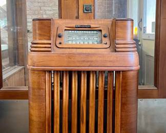 ANTIQUE RADIO-NO GUTS