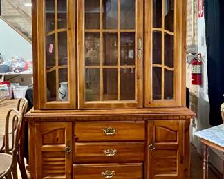 VINTAGE BASSETT LIGHTED CHINA CABINET