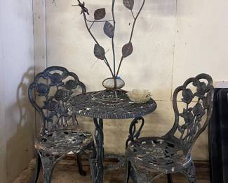 VINTAGE METAL BISTO TABLE