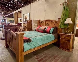 WESTERN MORTIF BEDROOM FURNITURE & BEDDING-QUEEN BED