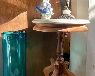 BRONZE FIGURAL TIFFANY STYLE LAMP, LLADRO “PRETTY PICKINGS”