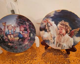 A Danbury Mint M.J. Hummel 'Apple Tree Boy & Girl' porcelain collector plate.
