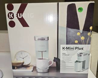 Brand new single serve w/ pod holder