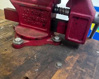 Workbench with vice