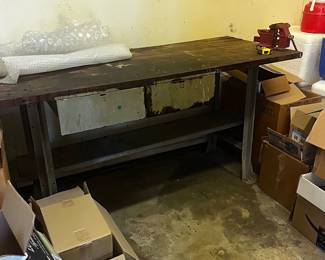 Workbench with vice