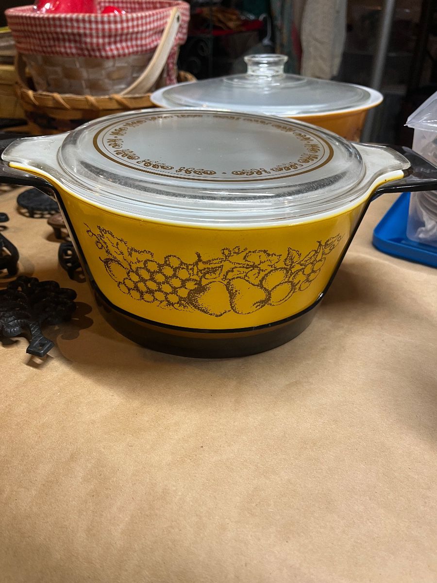 Pyrex Casserole w/Lucite Holder 