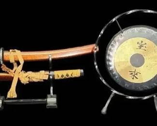Hōrai Japanese Gong & Samurai Daishō Sword Display