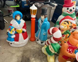 Rare Dickens Carole’s set with lamp