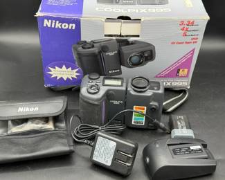vintage Nikon Coolpix 995 digital camera With Box & Accessories
