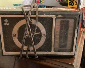 General Electric Model 7-4501 AM/FM Clock Radio