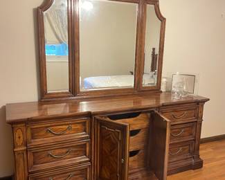 Dresser for queen set