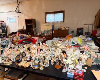 Angels and angels and more angels! Seraphim collection, other collections. Many with original boxes.