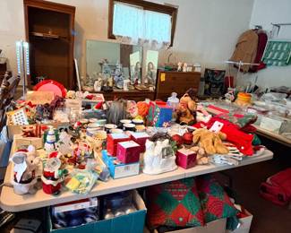 Christmas decor and mugs $1 or less