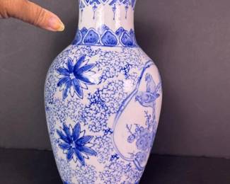 103 blueandwhiteporcelainvaseinchinese