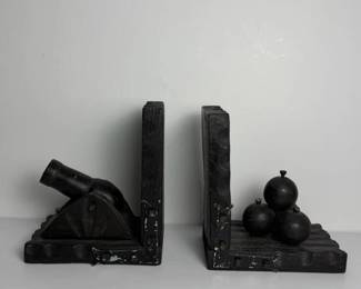 116 pairofblackwoodencannonmotifbooken