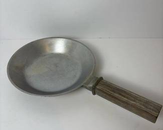 142 vintageghcaluminumskilletwithwooden