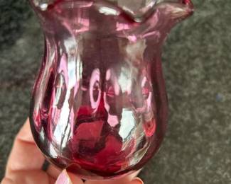 070 snallcranberryglassvasewithruffled