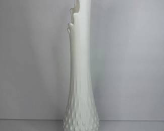 083 fentonhobnailmilkglassvasewithcrim
