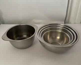 134 stainlesssteelmixingbowlsandpouring