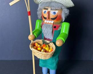 155 steinbachfarmernutcrackerwithbasket