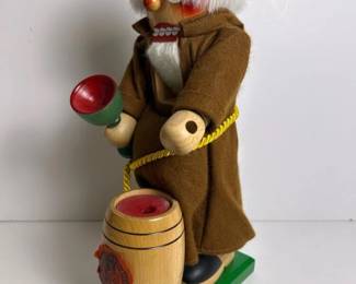 161 woodenmonksmokernutcrackerwithbarre
