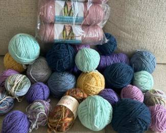 067 assortedyarnballsandcaronsimplysof
