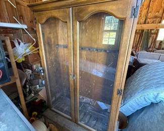 Vintage Wooden 10-Gun Cabinet – Etched Wildlife Glass, Lower Drawers, Keys – White Cloud