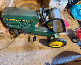 Ertl John Deere Vintage Die-Cast Metal Pedal Tractor with Adjustable Plastic Seat – White Cloud