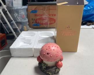 Harmony Kingdom “The Mushroom” RW98MU Box Figurine (2/4)