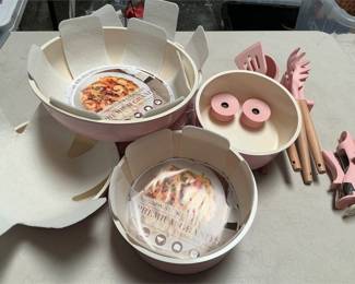 Pink Nesting Non-Stick Cookware with Detachable Handles and Utensils (2/4)