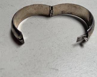 Engraved Sterling Silver Hinged Bangle Bracelet (2/6)