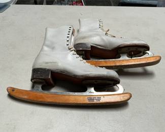 White Lace-Up Figure Ice Skates with Wooden Barnard Guards (2/5)