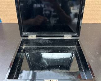 Black Lacquer Keepsake Box with Bird on Flowering Branch, Heart Keyhole (2/2)