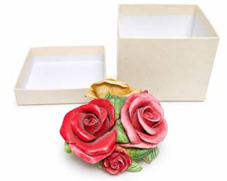 Harmony Kingdom Parade Of Gifts HGLEC99S Rose Bouquet Box Figurine