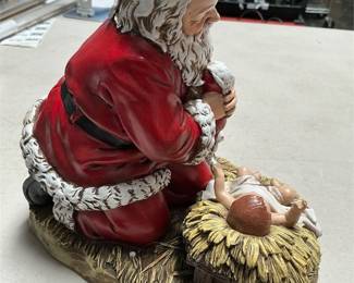 Roman Joseph’s Studio Kneeling Santa Resin Christmas Figurine (4/5)
