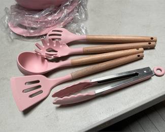 Pink Nesting Non-Stick Cookware with Detachable Handles and Utensils (4/4)
