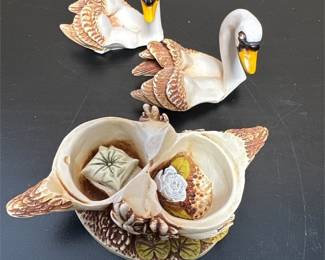 Harmony Kingdom Pillow Talk Swan Box Figurine, TJSER97 (2/3)