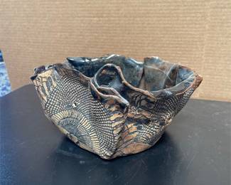 Ceramic Ruffled Bowl with Rosette and Mesh Texture (2/4)