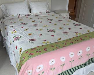 Queen floral duvet cover with ties. Price - $10.00
