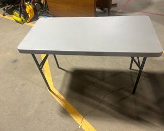 Folding table