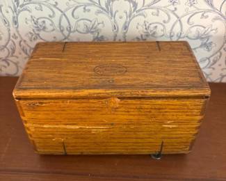224 vintagewoodboxwithsewingmachineatt
