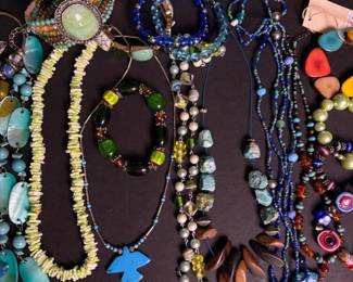 040 assortedbeadedcostumejewelrynecklace