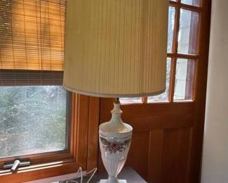 390 vintageporcelaintablelampwithfloral