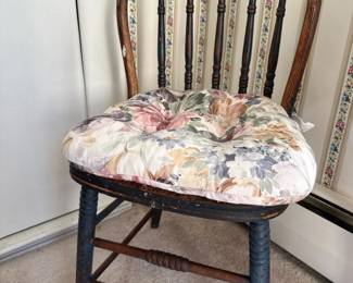250 woodenchairwithfloralcushion