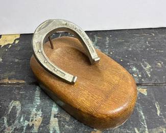 302 vintagedukithorseshoeonwoodenbase