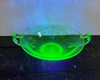 038 greenuraniumglasshandledbowlinart