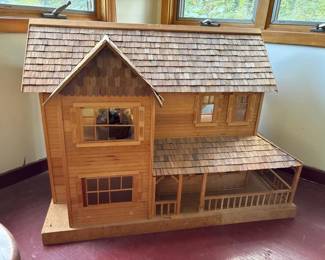 044 handcraftedwoodendollhousewithassort
