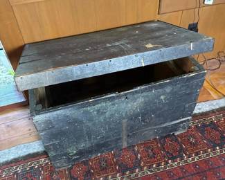 092 vintagewoodenstoragetrunkwithironh