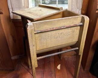 317 antiquehandcrankpaintedbutterchurn