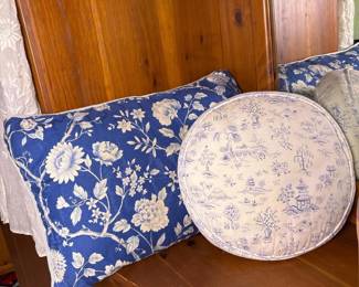 360 pairofblueandwhitepatterneddecorat